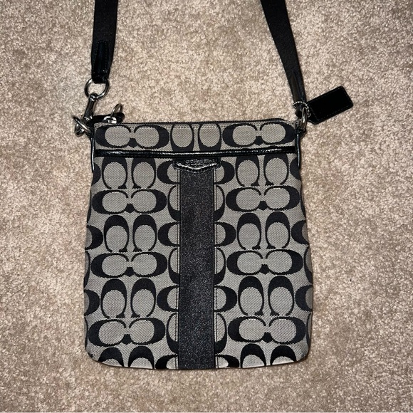 Black coach purse - Picture 2 of 4